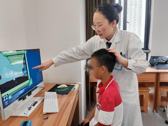 醫(yī)生帶領(lǐng)小朋友訓(xùn)練。重慶愛爾眼科醫(yī)院總院供圖