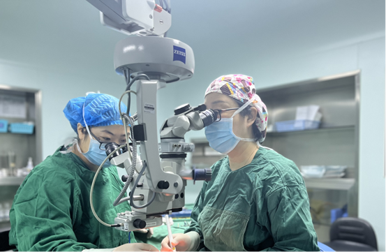 閻曉麗為患者進(jìn)行手術(shù)。重慶普瑞眼科醫(yī)院供圖