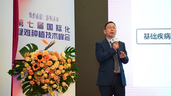 郭曉強(qiáng)進(jìn)行科普。重慶團(tuán)圓口腔醫(yī)院供圖