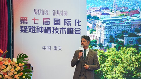 沙赫拉姆進(jìn)行科普。重慶團(tuán)圓口腔醫(yī)院供圖