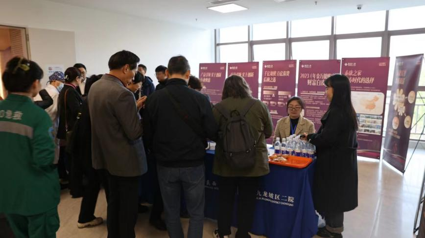 義診現(xiàn)場(chǎng)。重慶西區(qū)醫(yī)院供圖