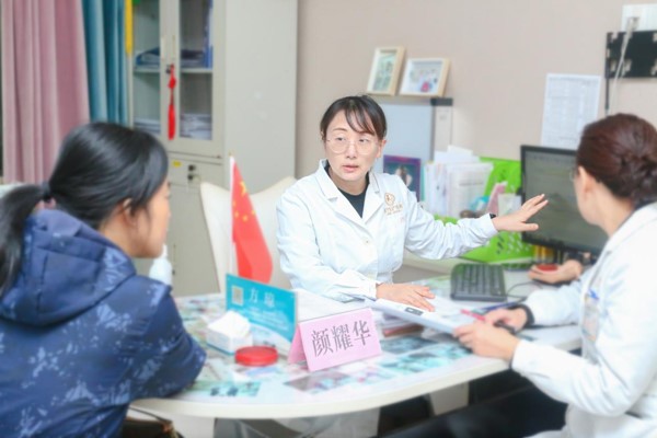 顏耀華坐診。重慶安琪兒婦產(chǎn)醫(yī)院供圖