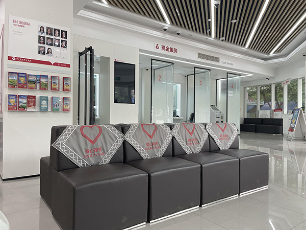 在營業(yè)網(wǎng)點布設(shè)愛心座椅。重慶農(nóng)商行供圖