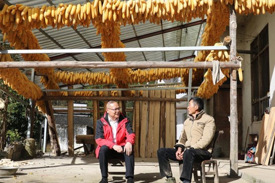 “走親戚”嘮家常。王令軍攝