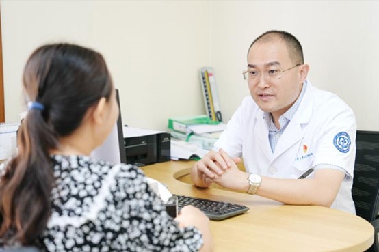 了解患者病情。重慶大學(xué)附屬江津醫(yī)院供圖