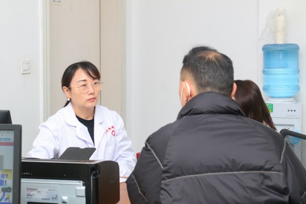 顏耀華坐診。重慶安琪兒婦產醫(yī)院供圖