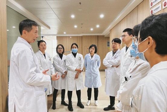 醫(yī)生進(jìn)行病案分析。重慶東大肛腸醫(yī)院供圖