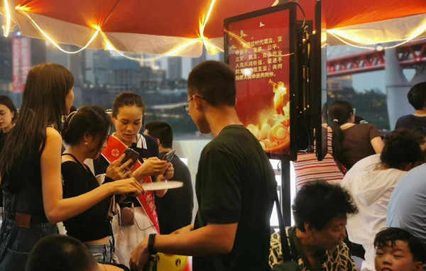 “小紅傘”為游客提供公益服務(wù)。天驕智慧服務(wù)供圖