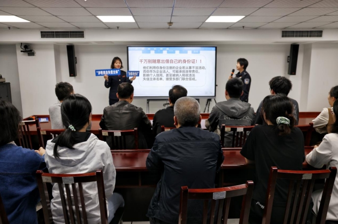 活動現(xiàn)場，稅務(wù)人員現(xiàn)場講解企業(yè)涉稅風(fēng)險、個人身份信息被冒用的危害及舉報途徑等內(nèi)容。何冰翊攝