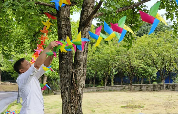 工作人員正在裝飾小區(qū)環(huán)境。金科服務(wù)供圖