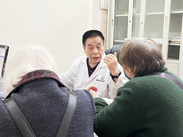 看診現(xiàn)場(chǎng)。重慶東大肛腸醫(yī)院供圖