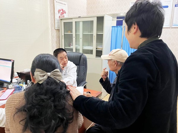 看診現(xiàn)場(chǎng)。重慶東大肛腸醫(yī)院供圖