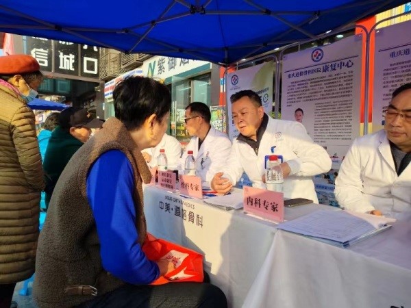 劉筑義診中。重慶道格骨科醫(yī)院供圖