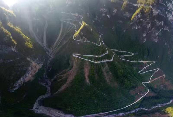 巫山縣竹賢鄉(xiāng)下莊村“天路”全貌。重慶農(nóng)商行供圖