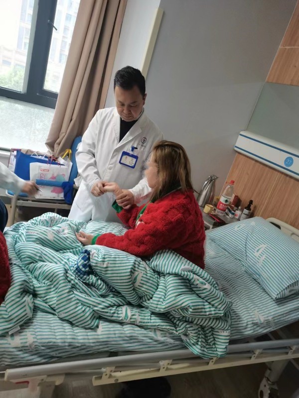 劉筑查房中。重慶道格骨科醫(yī)院供圖