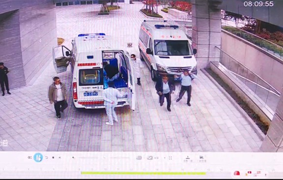 監(jiān)控畫面：患者8點9分被送至醫(yī)院。重慶康心醫(yī)院供圖