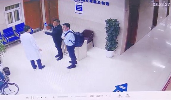 監(jiān)控畫面：8點23分醫(yī)生溝通患者同事協(xié)助二次勸說。重慶康心醫(yī)院供圖