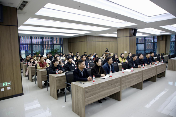 全國首期數(shù)字化管理師培訓(xùn)班現(xiàn)場。重慶市人力資源開發(fā)服務(wù)中心供圖