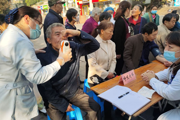 開展慢阻肺義診活動(dòng)。重慶建設(shè)醫(yī)院供圖