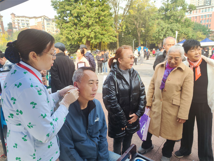 義診現(xiàn)場(chǎng)，市民在耳穴區(qū)體驗(yàn)。陳琦攝
