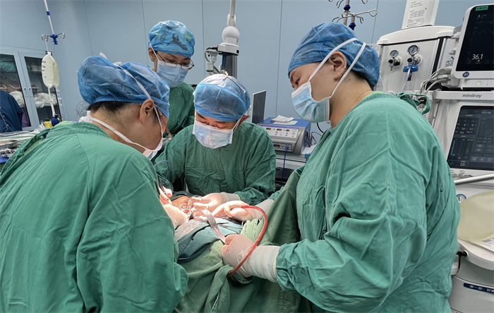 醫(yī)生進(jìn)行長達(dá)7小時(shí)的手術(shù)。