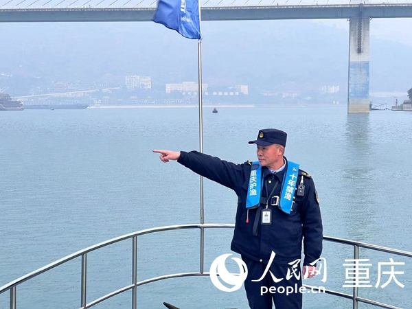 涪陵區(qū)漁政巡護(hù)隊隊長謝兵。人民網(wǎng)記者 馮文彥攝