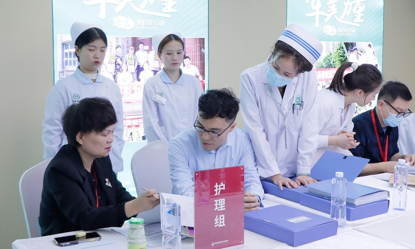 護理院感組對后勤人員檢查。重慶軍美醫(yī)療美容醫(yī)院供圖