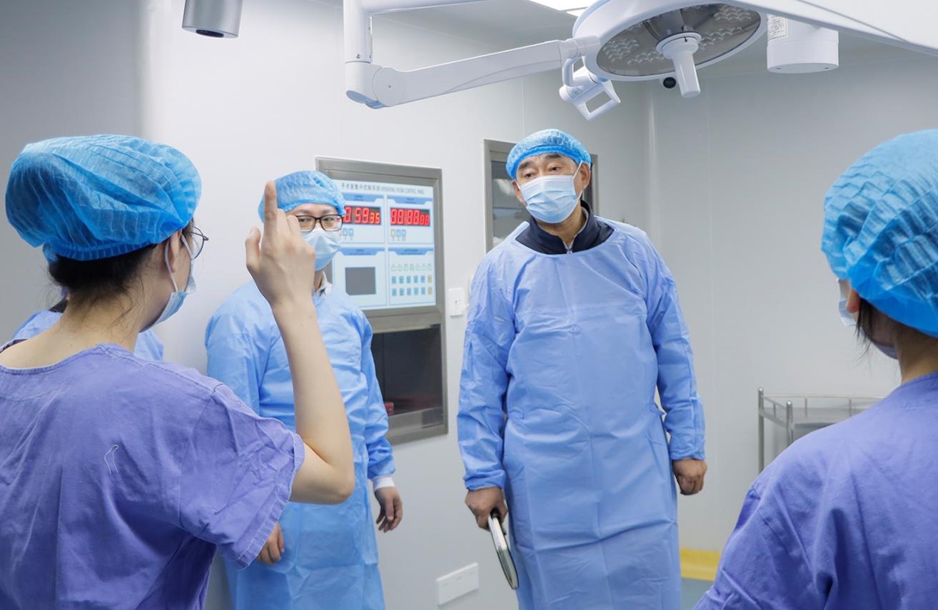 醫(yī)療質量管理組現(xiàn)場檢查指導。重慶軍美醫(yī)療美容醫(yī)院供圖