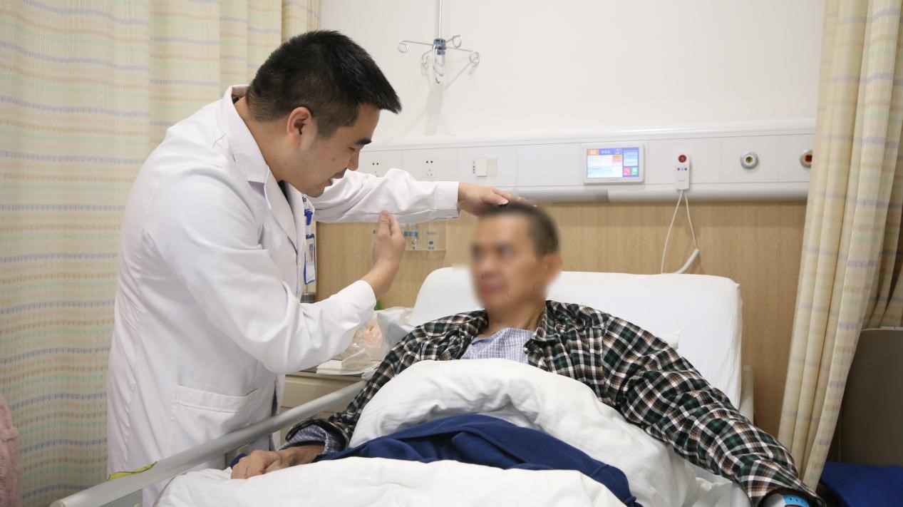 梁鴻為患者查體。重慶西區(qū)醫(yī)院供圖