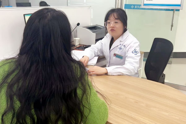 溝通問(wèn)詢。奉節(jié)縣人民醫(yī)院供圖