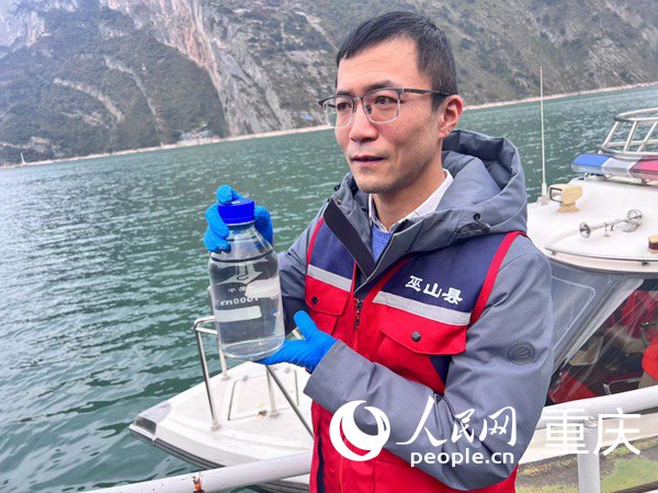巫山縣生態(tài)環(huán)境監(jiān)測站副站長魏嵬介紹水質(zhì)檢測情況。人民網(wǎng)記者 馮文彥攝