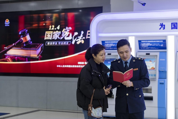 12月4日，渝北區(qū)稅務(wù)人員為企業(yè)辦稅人員講解憲法知識(shí)。郭睿攝