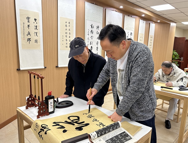書法課吸引了院內休養(yǎng)老人和周邊社區(qū)老人前來上課學習。莢天宇攝