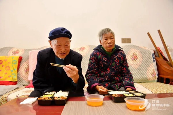 92歲的皮開(kāi)成和老伴住在珞璜鎮(zhèn)碑亭西苑小區(qū)，由于腿腳不便，珞璜鎮(zhèn)碑亭社區(qū)帥鄉(xiāng)幸福食堂便將“愛(ài)心餐”送到其家里。江津福彩供圖