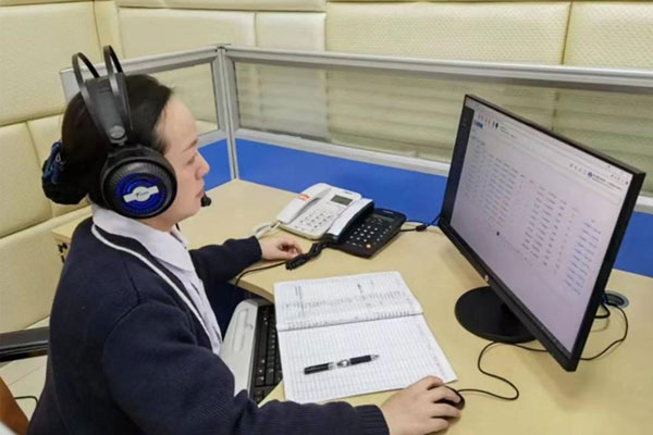 呼叫中心工作人員。兩江新區(qū)人民醫(yī)院供圖