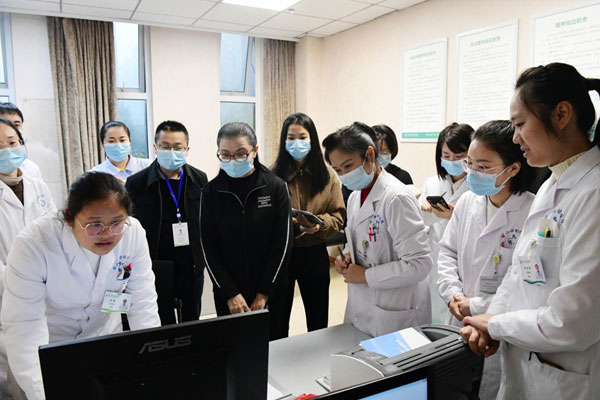 走訪臨床科室。璧山區(qū)婦幼保健院供圖
