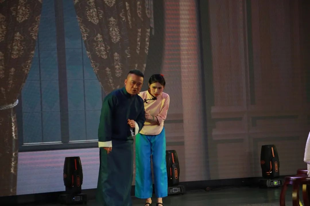 學(xué)校語文老師們帶來的《雷雨》精彩表演。。付軍攝（1）