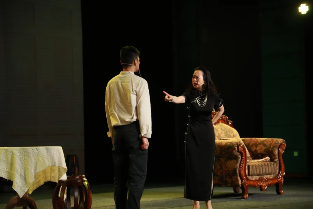 學(xué)校語文老師們帶來的《雷雨》精彩表演。。付軍攝（3）