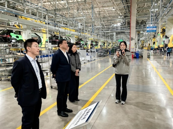 赴賽力斯集團(tuán)股份有限公司參觀調(diào)研。中信銀行重慶分行供圖