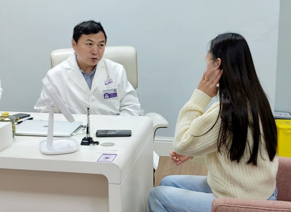 刁慶春看診中。重慶美萊整形美容醫(yī)院供圖