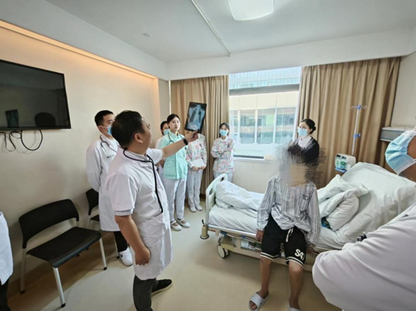 醫(yī)護(hù)一體查房中。重慶康心醫(yī)院供圖