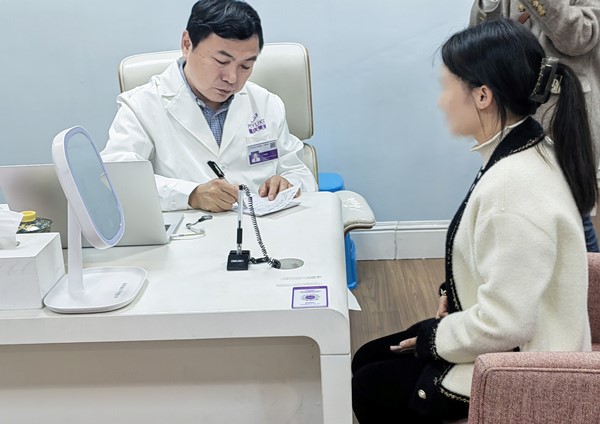 刁慶春看診中。重慶美萊整形美容醫(yī)院供圖