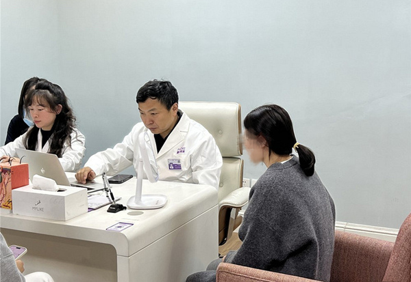 刁慶春看診中。重慶美萊整形美容醫(yī)院供圖