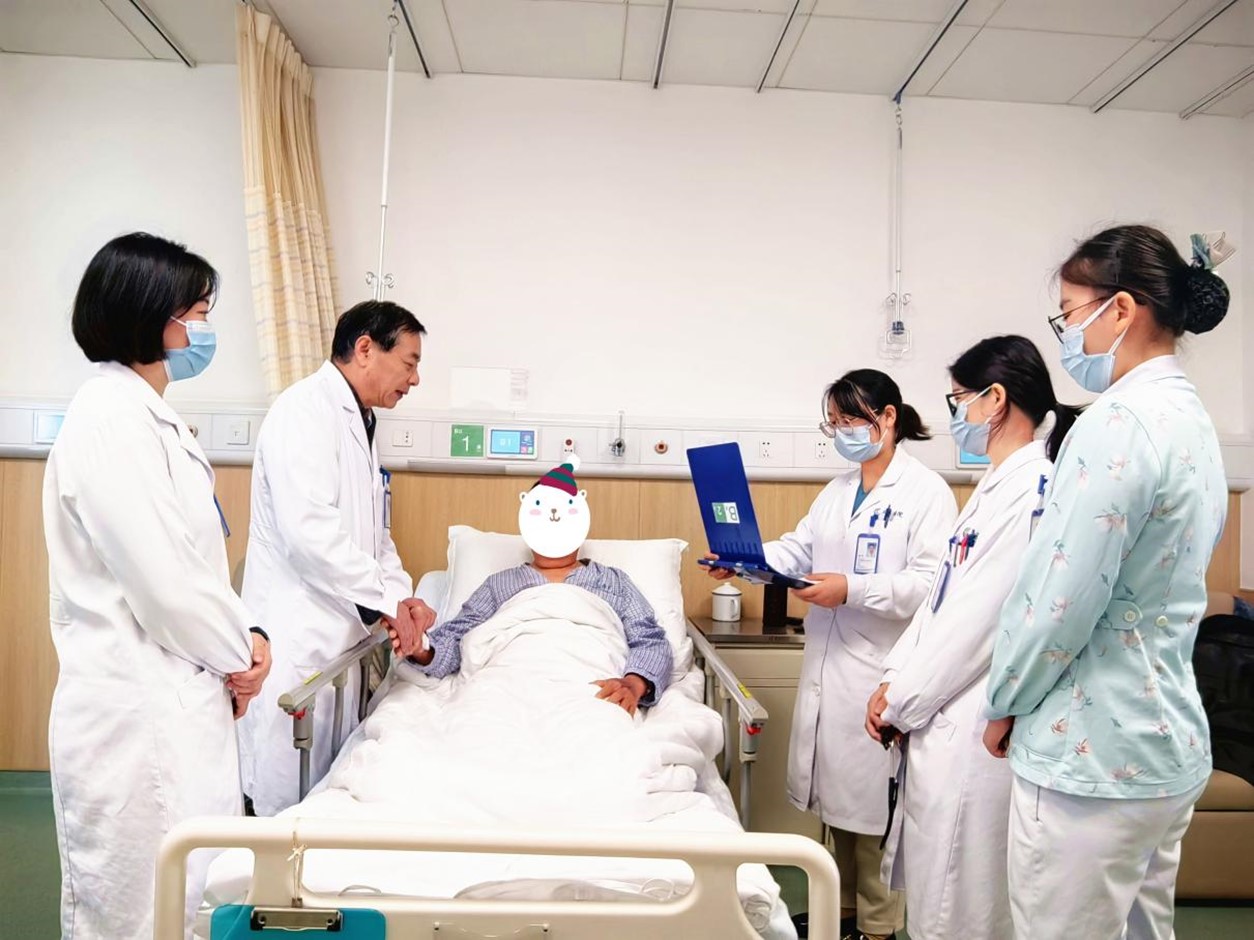 于學(xué)軍和醫(yī)護(hù)團(tuán)隊(duì)查房。重慶西區(qū)醫(yī)院供圖
