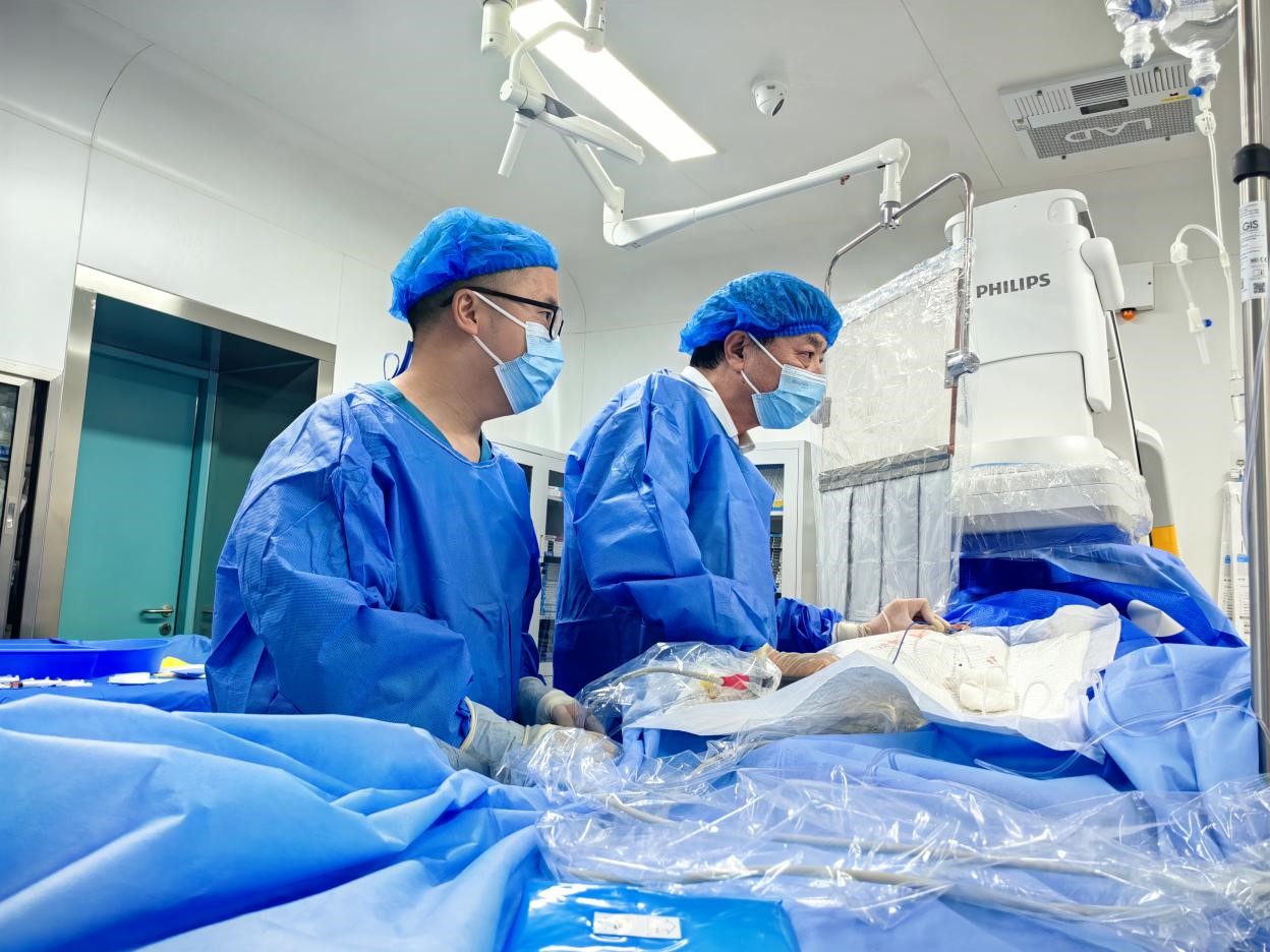 于學(xué)軍、張川為患者進(jìn)行手術(shù)。重慶西區(qū)醫(yī)院供圖