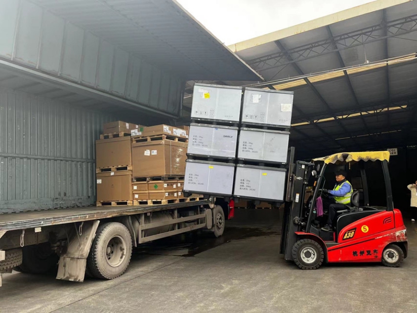 美聯(lián)物流工作人員正在裝貨。蔣海濤攝