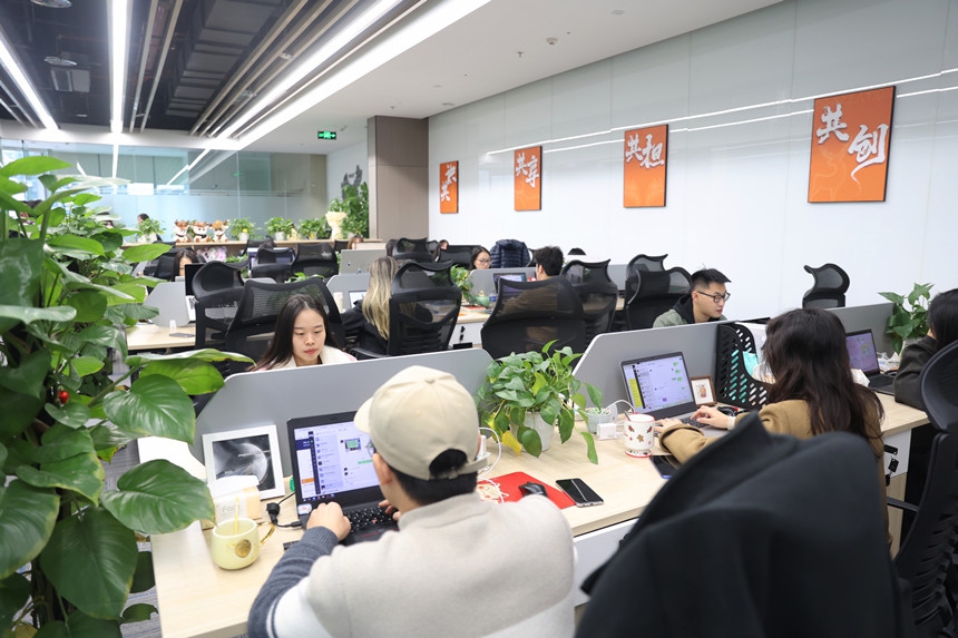 企業(yè)員工在中新（重慶）跨境電商產(chǎn)業(yè)園辦公。向詩佳攝