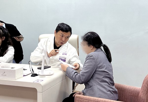 刁慶春看診中。重慶美萊整形美容醫(yī)院供圖