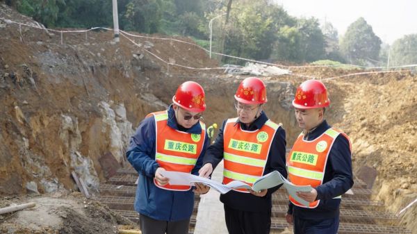 李竟在公路施工現(xiàn)場開展指導。沙坪壩區(qū)交通局供圖