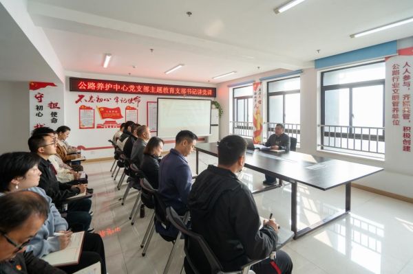 李竟為公路養(yǎng)護中心黨員干部講黨課。沙坪壩區(qū)交通局供圖